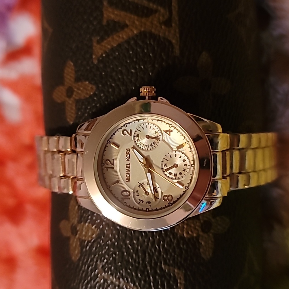 NEW Michael Kors Watch MK-769-126 Chronograph Style‎ Watch Goldtone